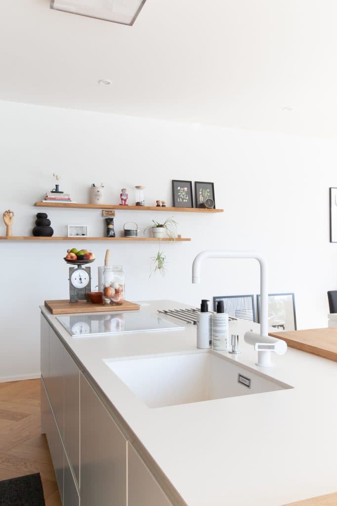 Moderni valkoinen keittiö