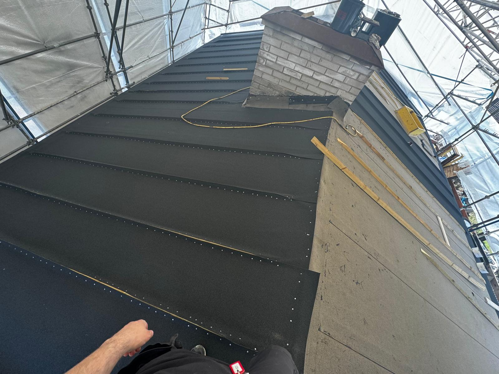 Pohjolankatu 17 uusi katto