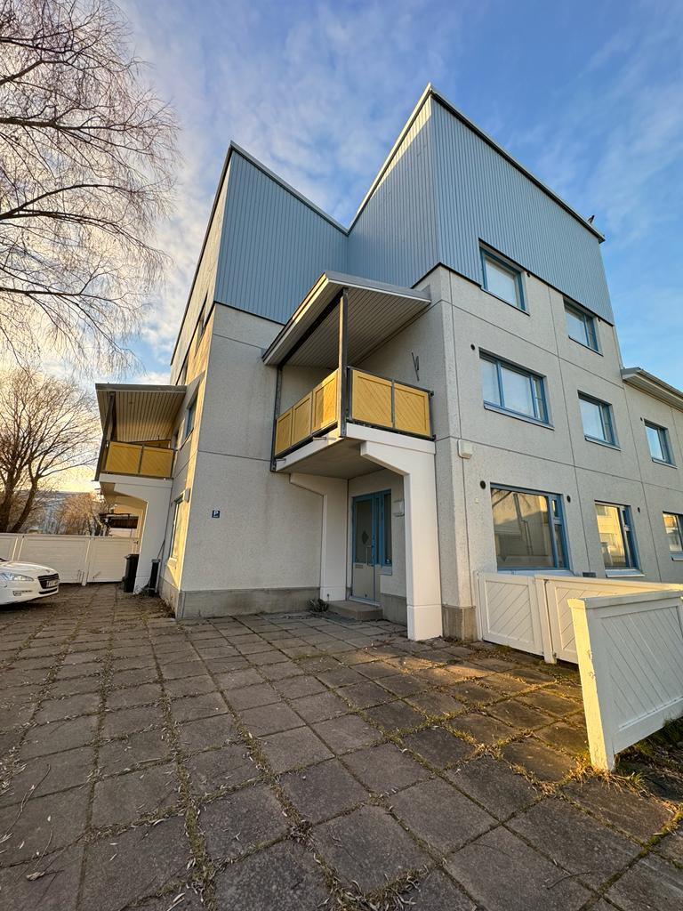 Laurantie 11 julkisivu